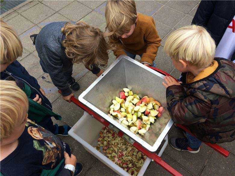 Børn presser æbler til æblemost