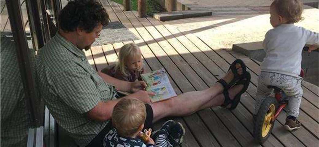 børn læser med en voksen 