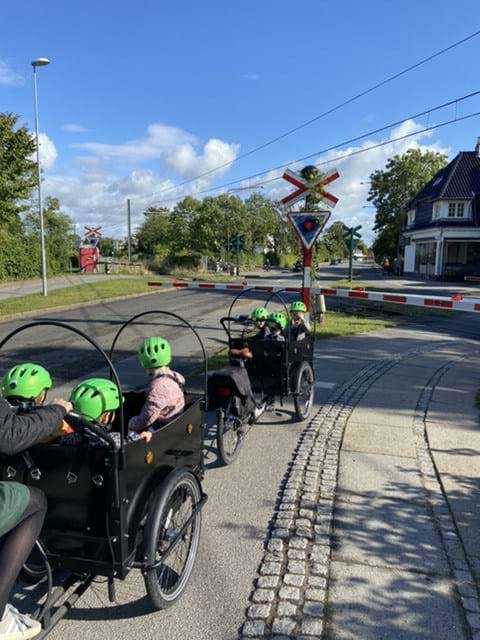 børn på tur i lad-cykler