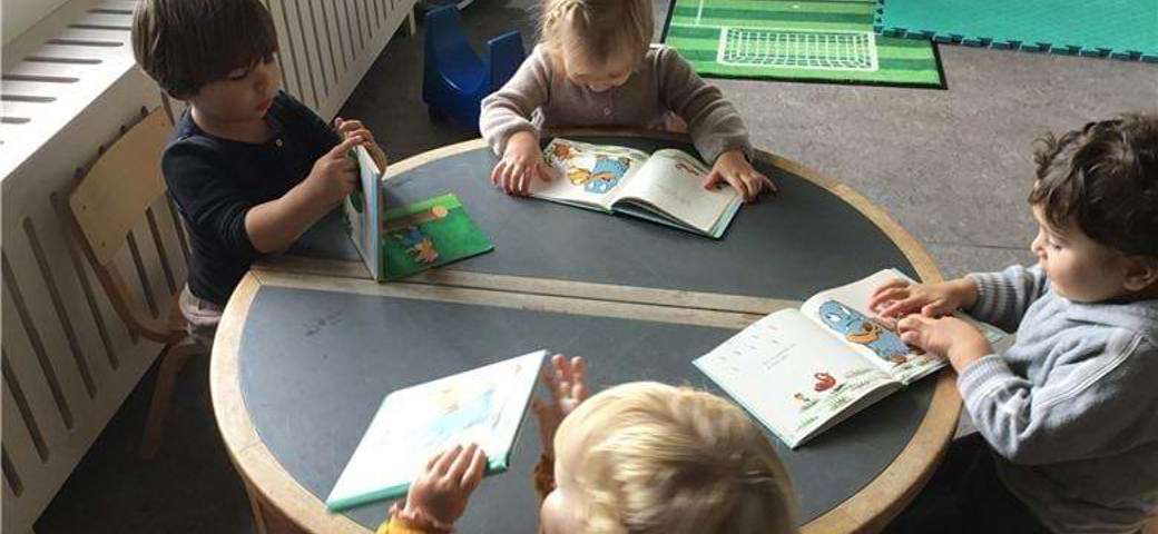 børn sidder med bøger