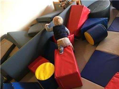 børn tumler i puder