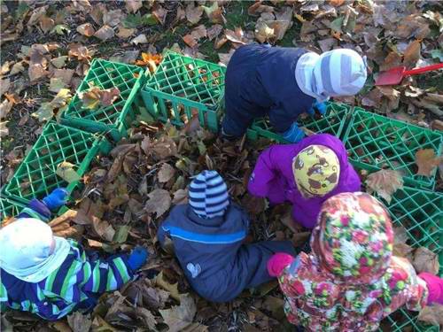 børn leger i efterårsblade