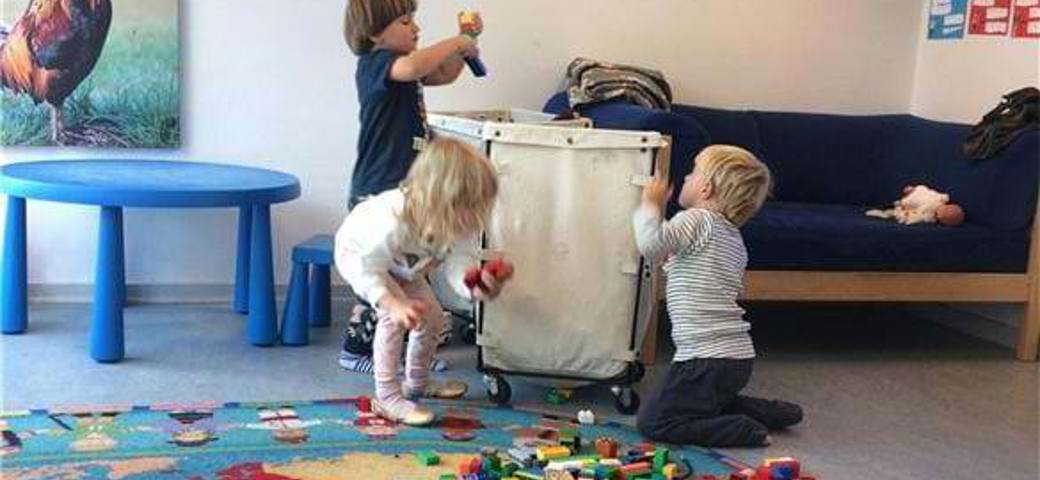 Børn bygger med duplo på en stue