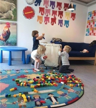 Børn bygger med duplo på en stue