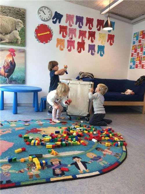 Børn bygger med duplo på en stue