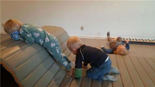 børn leger på madrasser