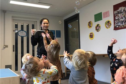 børn leger med sæbebobler