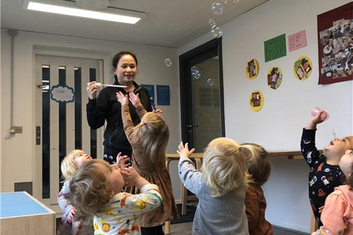 børn leger med sæbebobler
