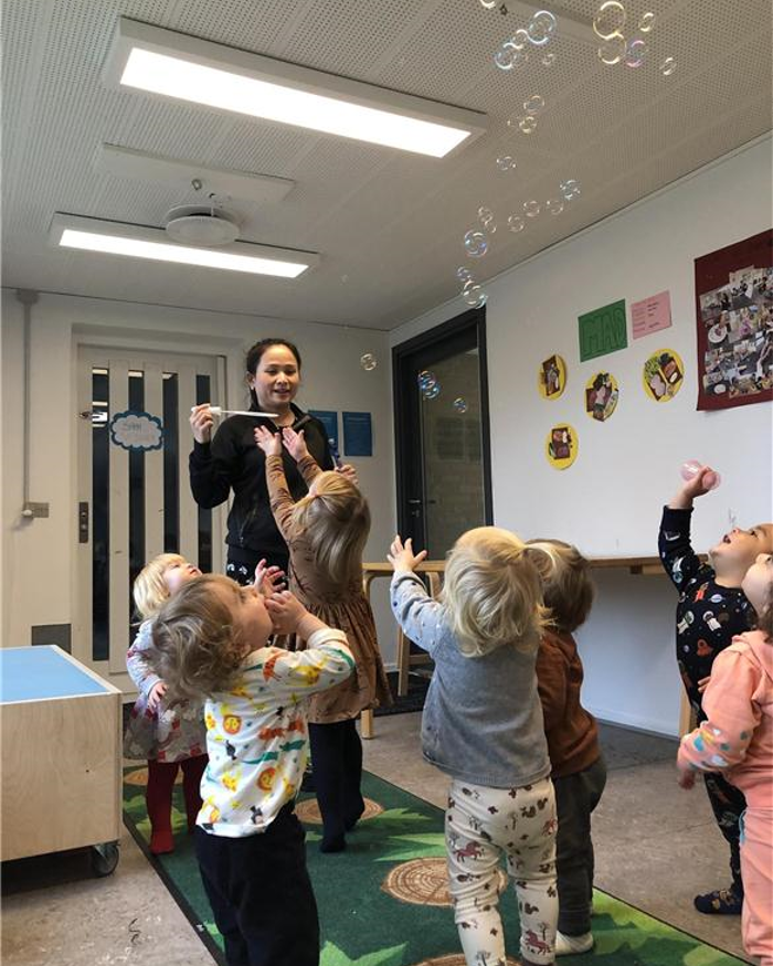 børn leger med sæbebobler