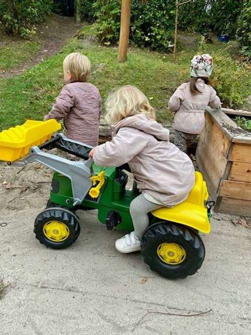 børn leger på legepladsen