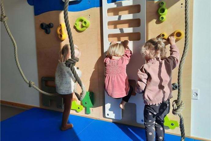 børn klatrer på klatrevæg