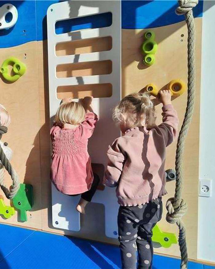 børn klatrer på klatrevæg