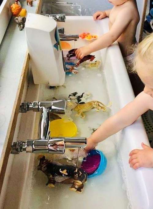 børn leger med vand indenfor