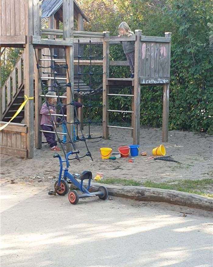 børn på klatrestativ