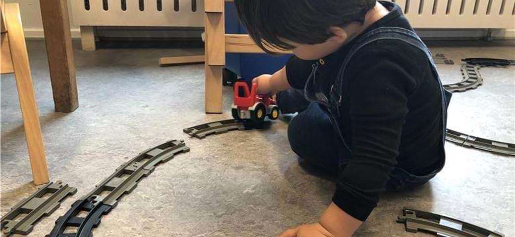 barn leger med togbane