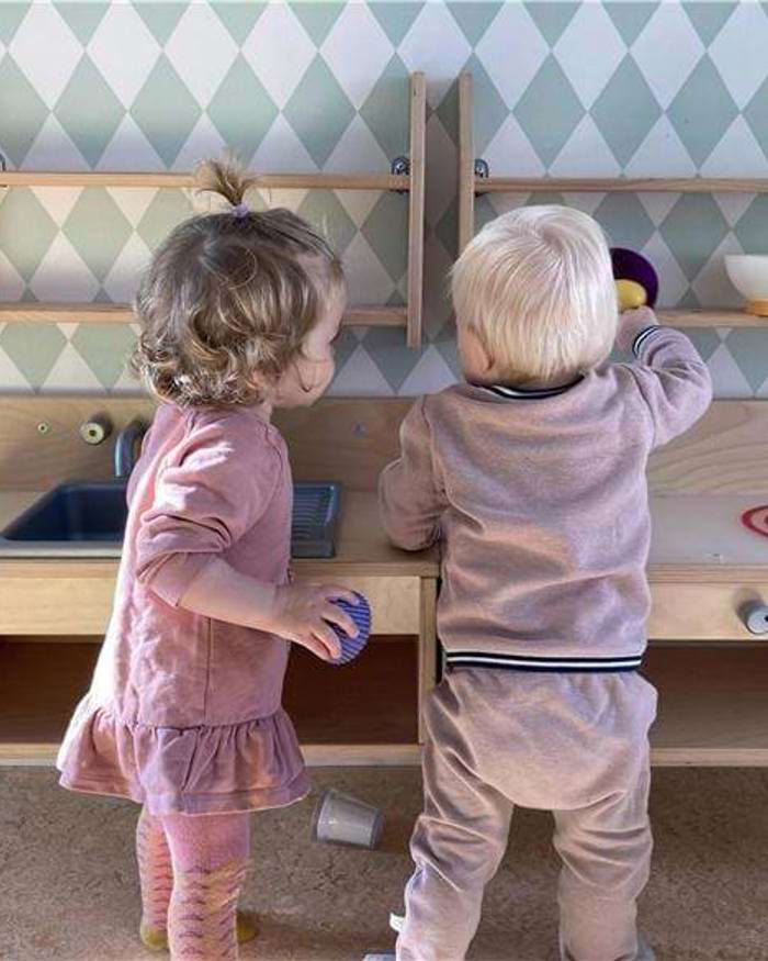 børn leger i legekøkken