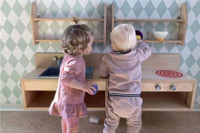 børn leger i legekøkken