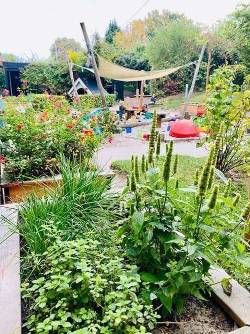 plantekasser på legepladsen