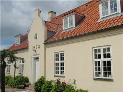 Det gamle administrationsbygning binder Åkanden og Dunhammeren sammen til ét stort Damhus