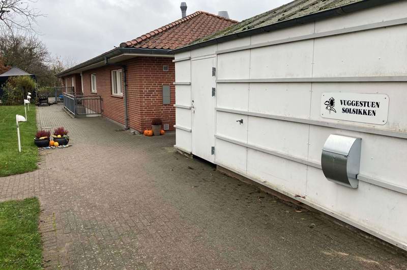 Vuggestuen Solsikken set udefra