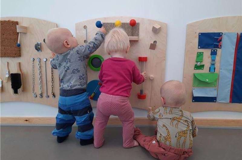 børn leger med aktivitetsvæg