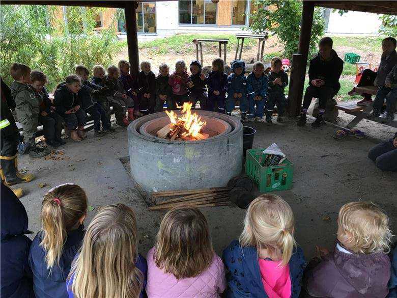 bål i bålhytten på legepladsen