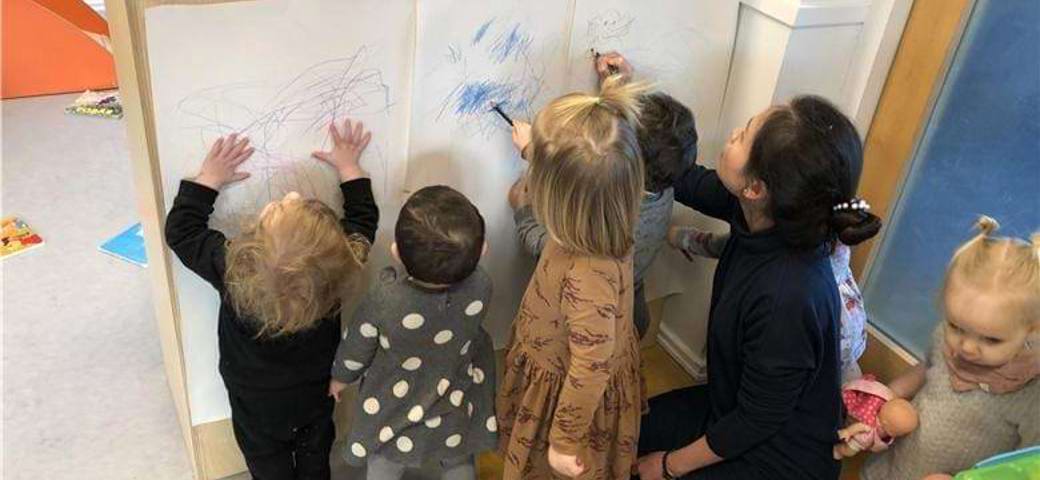 børn tegner sammen med en voksen