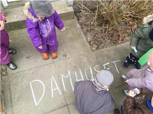 børn har skrevet Damhuset med kridt