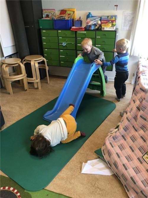 børn leger på rutsjebane på en stue