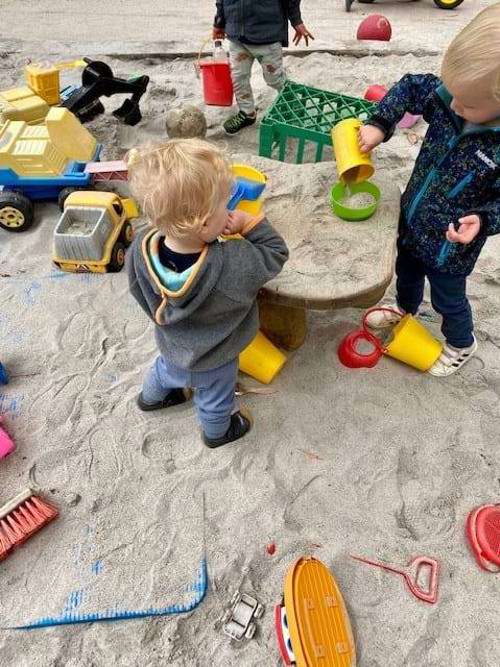 børn leger i sandkasse