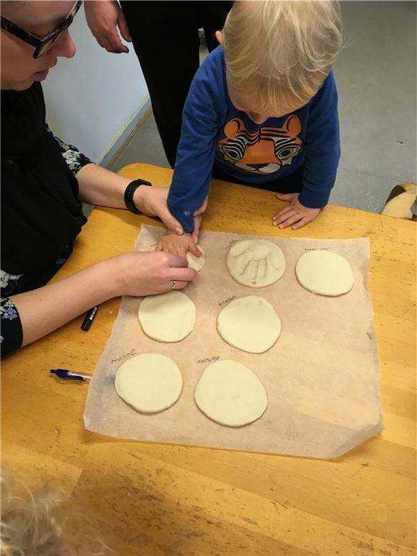 børn laver håndaftryk