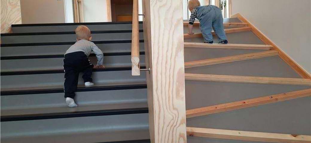 børn klatrer på trapper indendørs