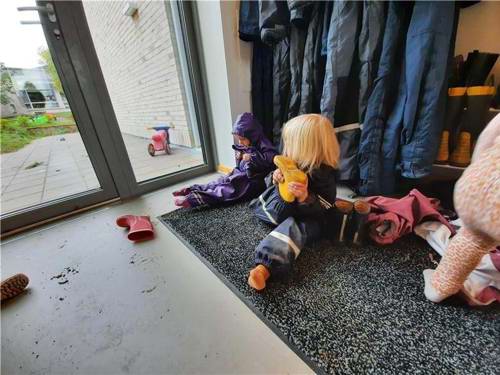 børn tager gummistøvler af