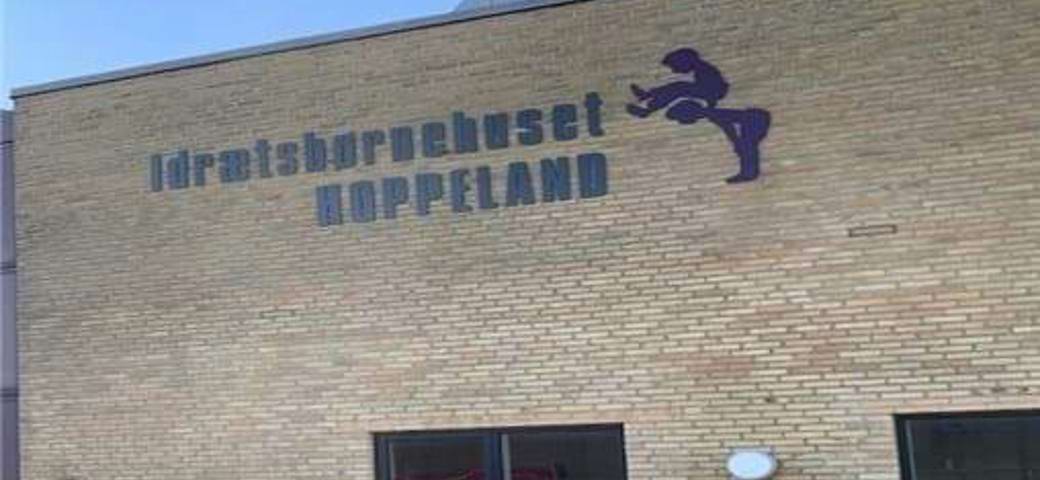 Skilt ved indgang til Idrætsbørnehuset Hoppeland