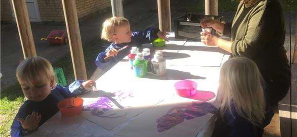 børn maler udendørs
