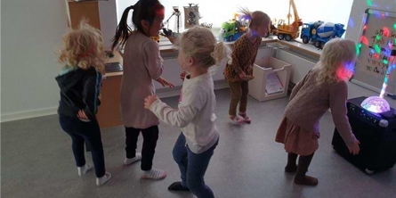 børn danser på en stue
