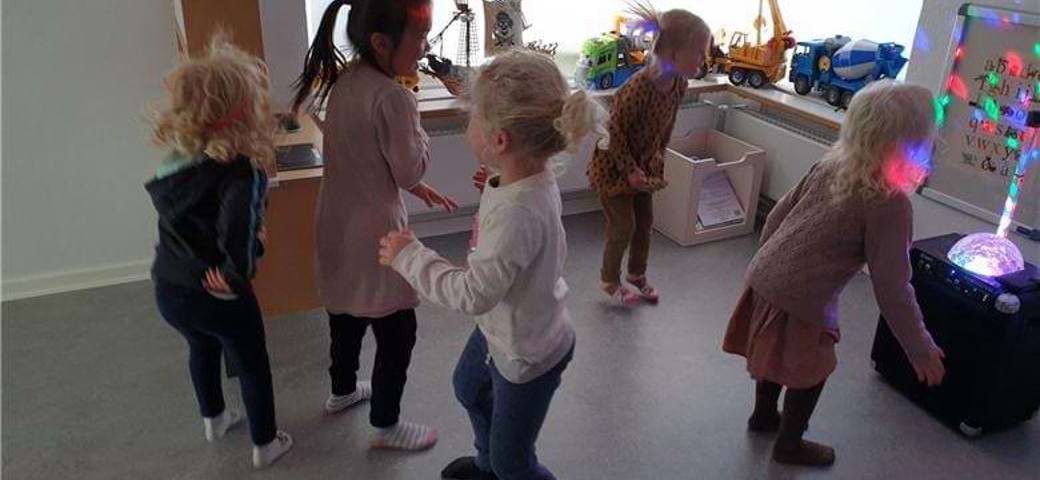 børn danser på en stue
